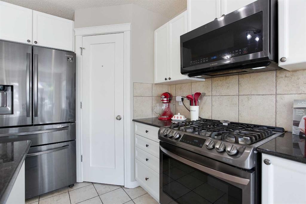 403 Morningside Way Sw, Airdrie, AB - Indoor Photo Showing Kitchen