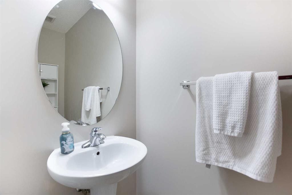 403 Morningside Way Sw, Airdrie, AB - Indoor Photo Showing Bathroom