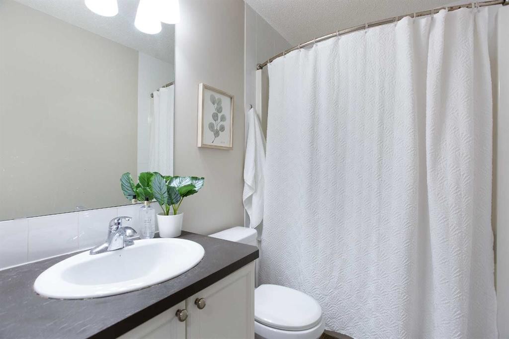 403 Morningside Way Sw, Airdrie, AB - Indoor Photo Showing Bathroom
