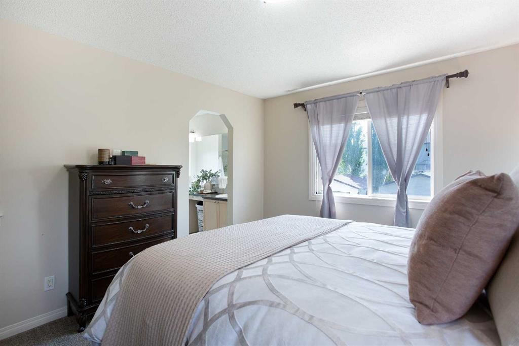 403 Morningside Way Sw, Airdrie, AB - Indoor Photo Showing Bedroom