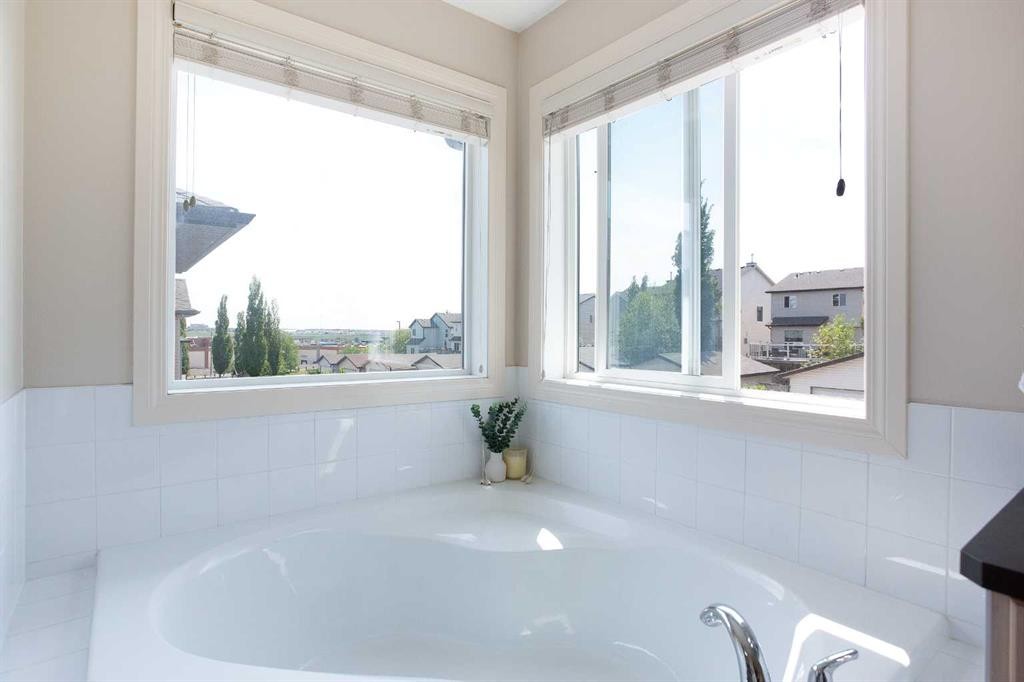 403 Morningside Way Sw, Airdrie, AB - Indoor Photo Showing Bathroom