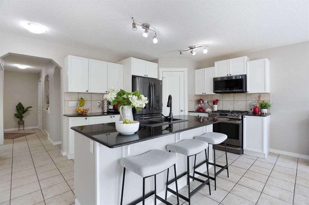 403 Morningside Way Sw, Airdrie, AB - Indoor Photo Showing Kitchen