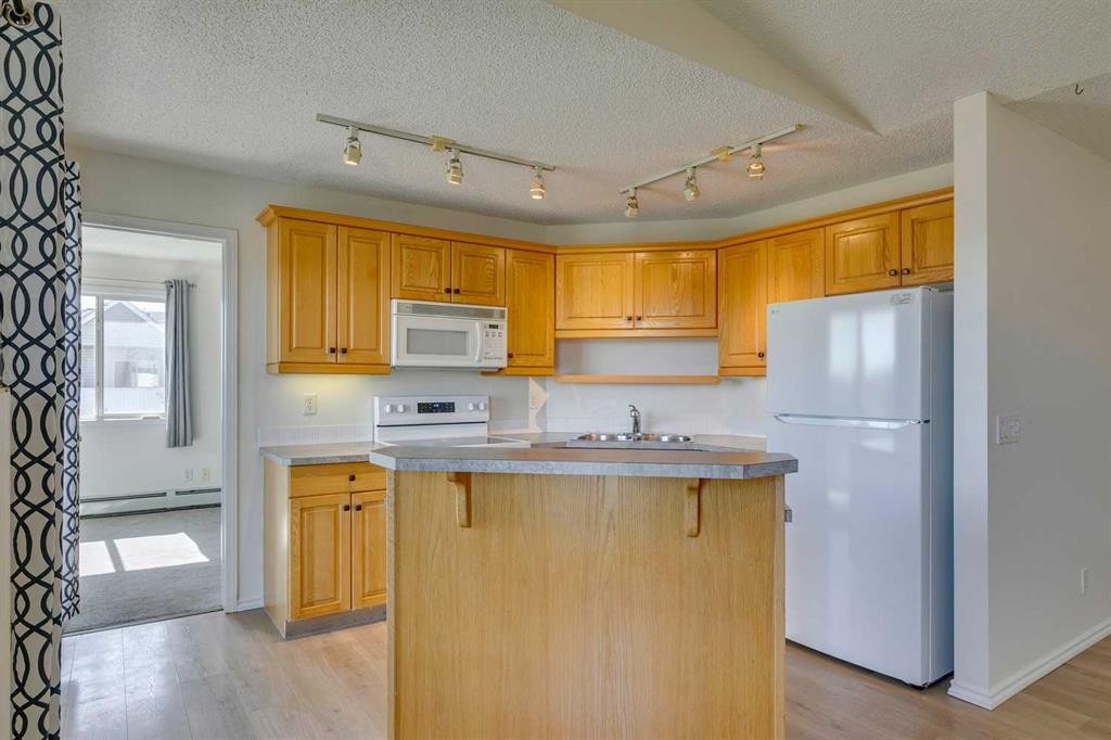 301-7301 Valleyview Park Se, Calgary, AB - Indoor Photo Showing Kitchen With Double Sink
