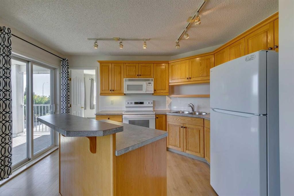 301-7301 Valleyview Park Se, Calgary, AB - Indoor Photo Showing Kitchen With Double Sink