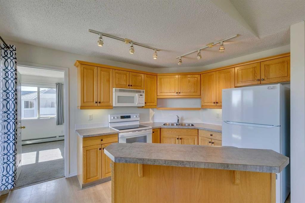 301-7301 Valleyview Park Se, Calgary, AB - Indoor Photo Showing Kitchen With Double Sink
