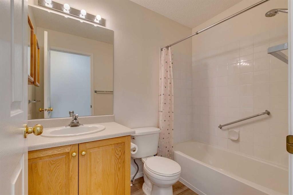 301-7301 Valleyview Park Se, Calgary, AB - Indoor Photo Showing Bathroom