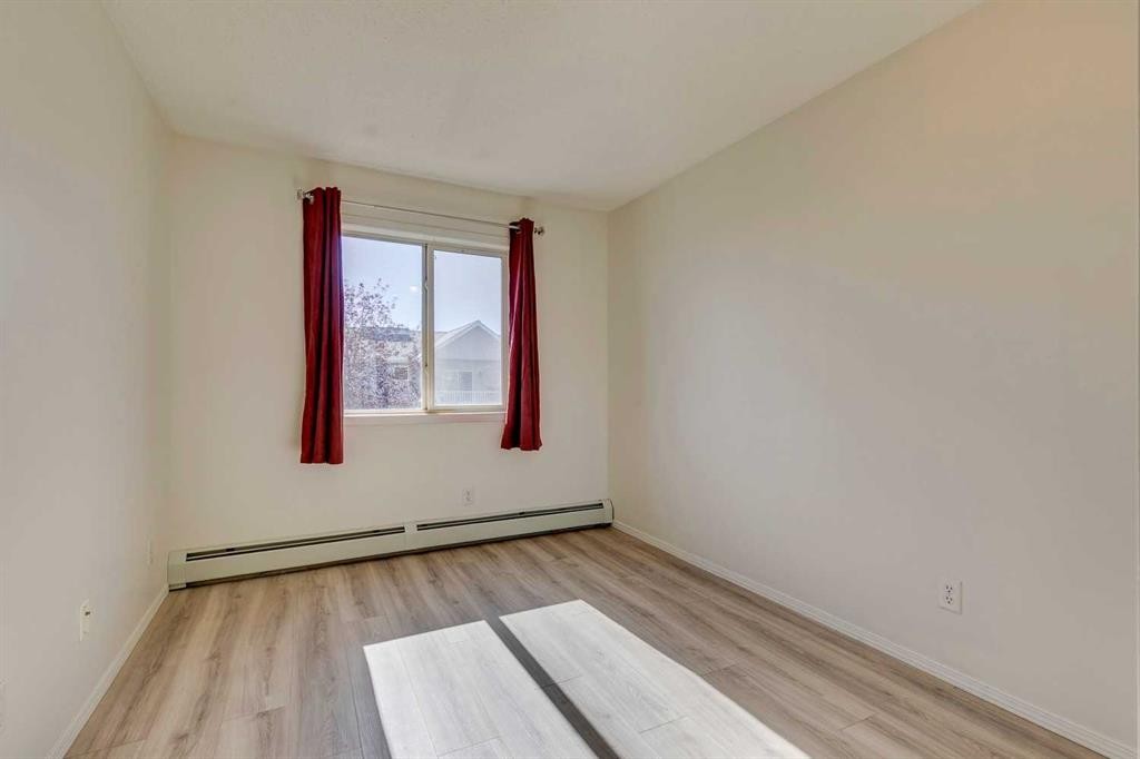 301-7301 Valleyview Park Se, Calgary, AB - Indoor Photo Showing Other Room