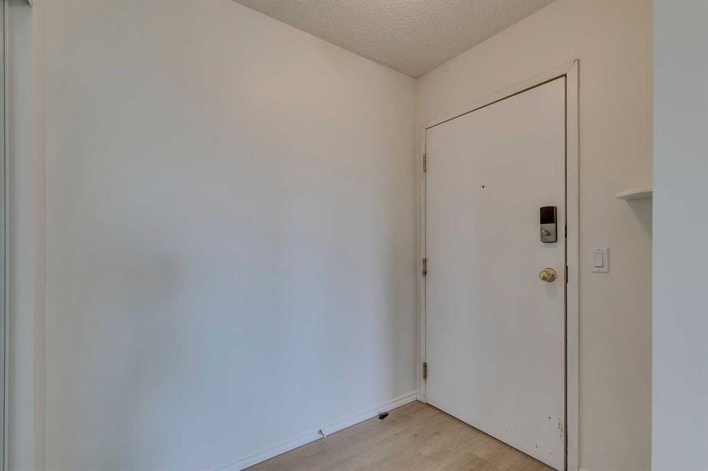 301-7301 Valleyview Park Se, Calgary, AB - Indoor Photo Showing Other Room