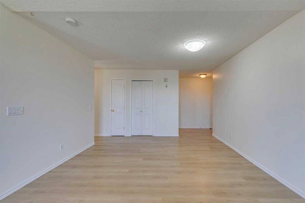 301-7301 Valleyview Park Se, Calgary, AB - Indoor Photo Showing Other Room