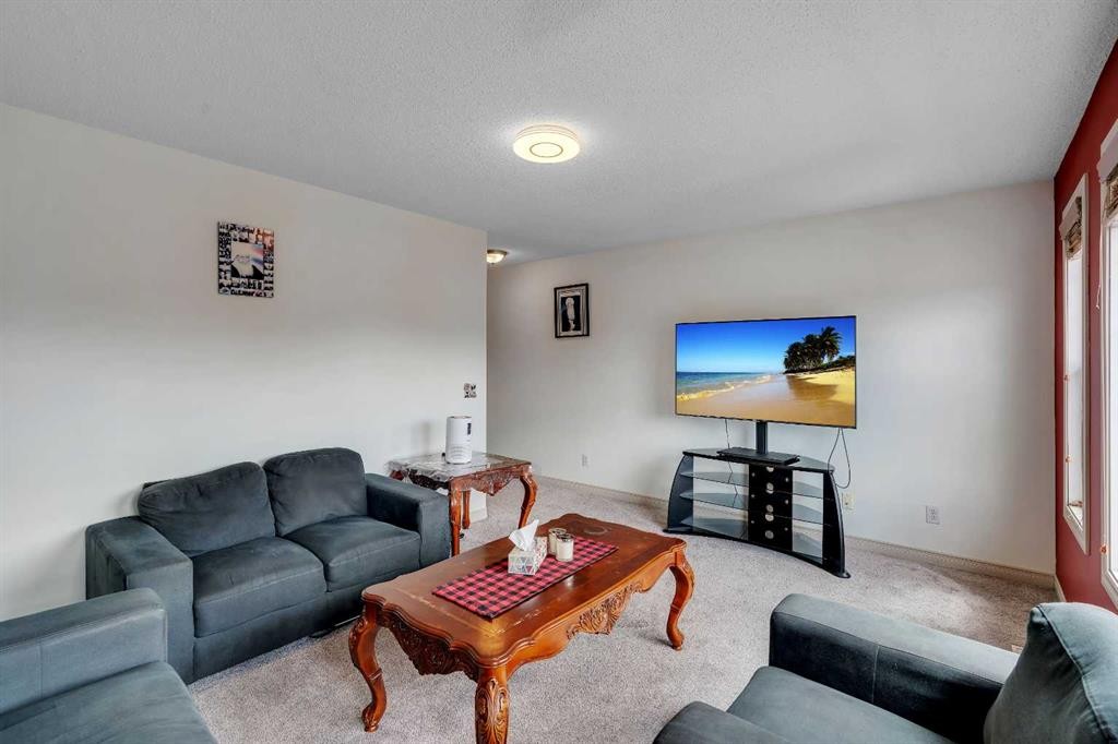 133 Everwoods Close Sw, Calgary, AB - Indoor Photo Showing Living Room