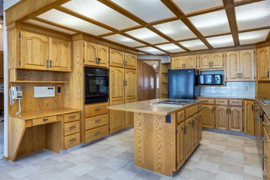 420 Hawkview Manor Circle Nw, Calgary, AB - Indoor Photo Showing Kitchen