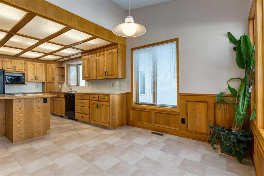 420 Hawkview Manor Circle Nw, Calgary, AB - Indoor Photo Showing Kitchen