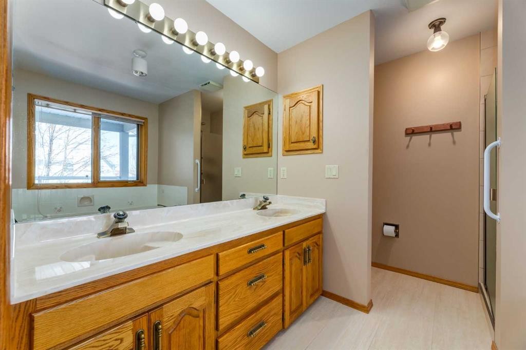 420 Hawkview Manor Circle Nw, Calgary, AB - Indoor Photo Showing Bathroom