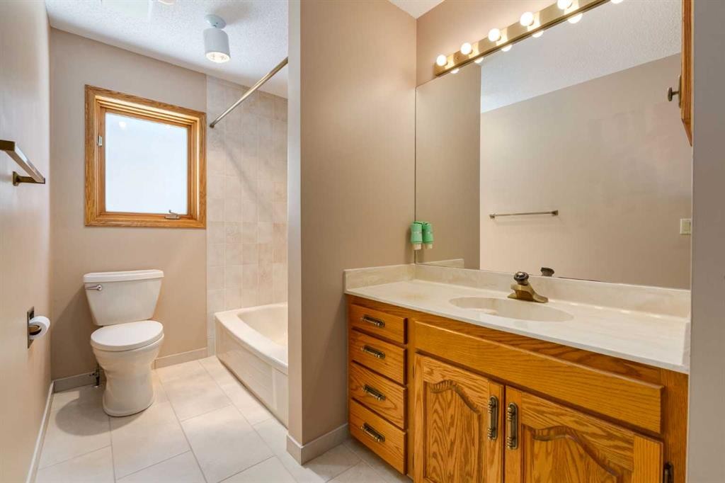 420 Hawkview Manor Circle Nw, Calgary, AB - Indoor Photo Showing Bathroom
