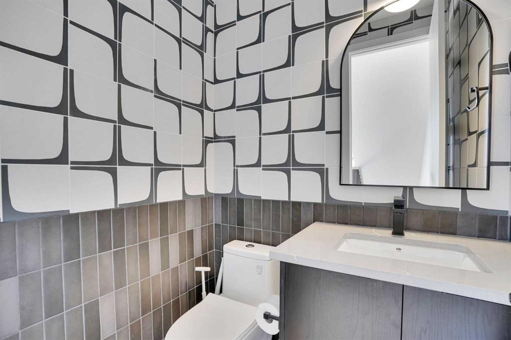 402 26 Avenue Nw, Calgary, AB - Indoor Photo Showing Bathroom