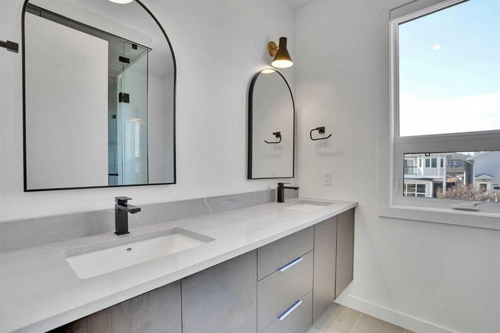 402 26 Avenue Nw, Calgary, AB - Indoor Photo Showing Bathroom
