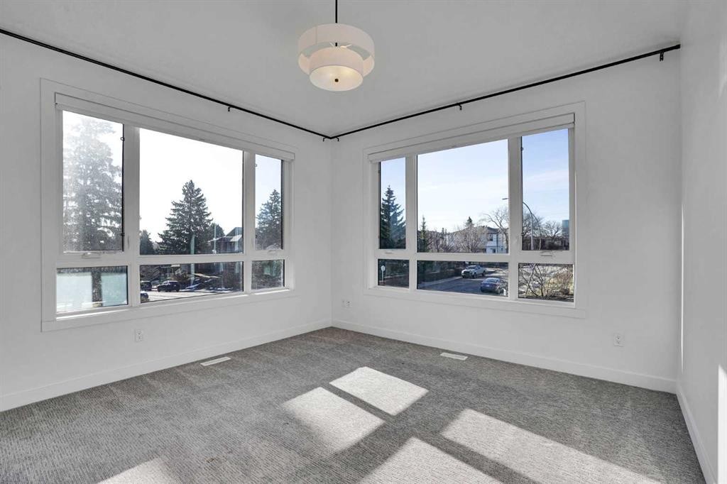 402 26 Avenue Nw, Calgary, AB - Indoor Photo Showing Other Room