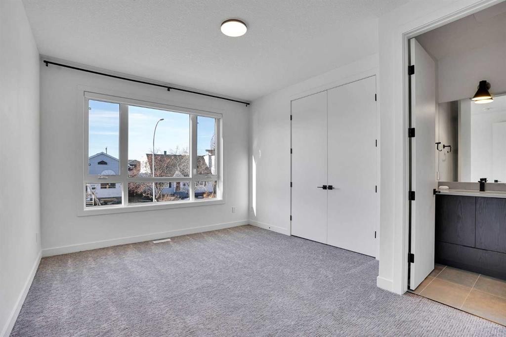 402 26 Avenue Nw, Calgary, AB - Indoor Photo Showing Other Room