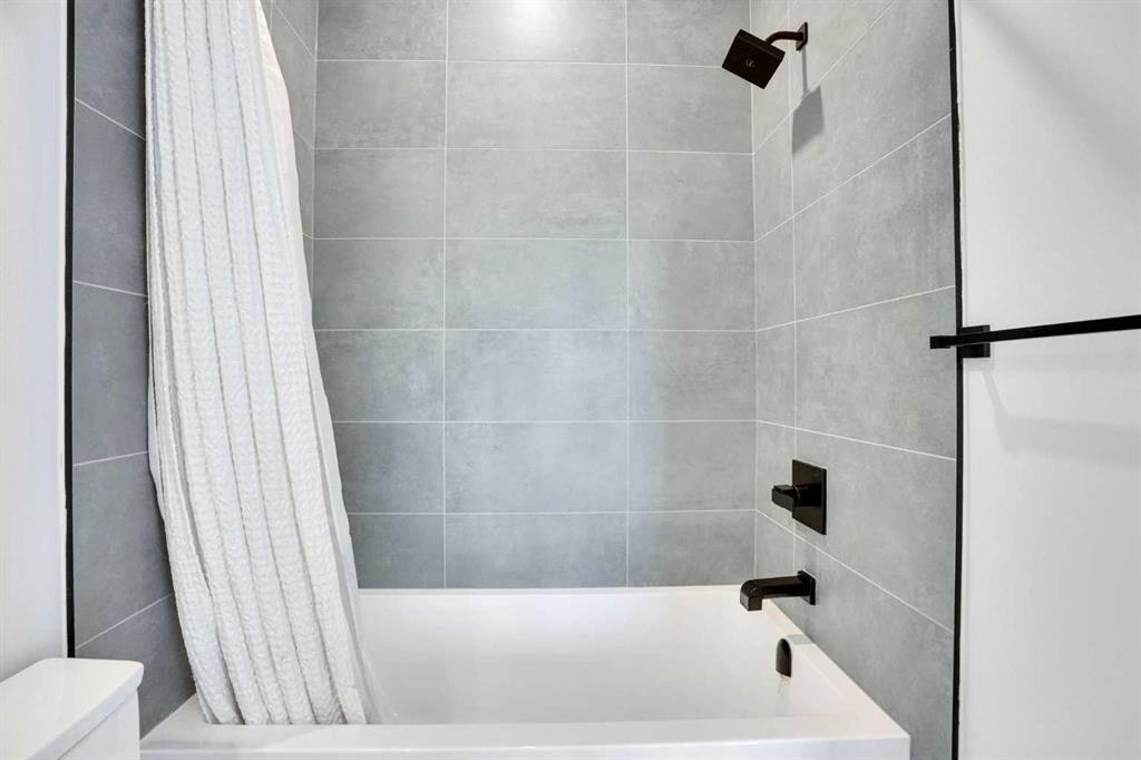 402 26 Avenue Nw, Calgary, AB - Indoor Photo Showing Bathroom