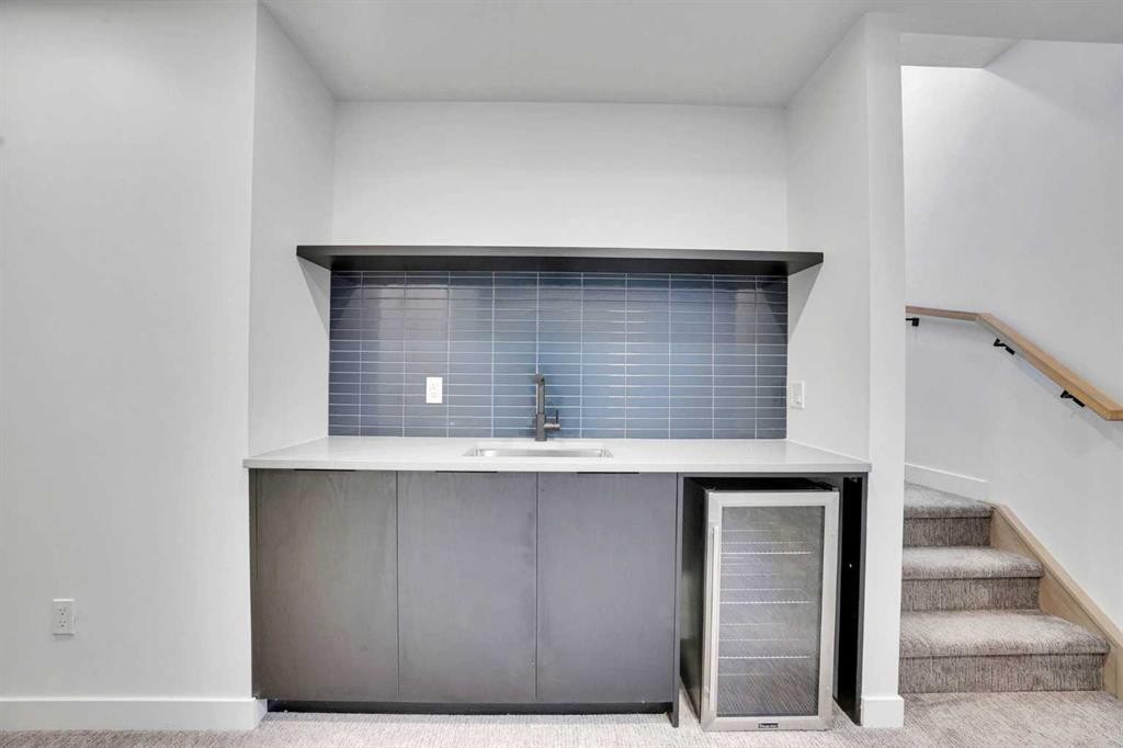 402 26 Avenue Nw, Calgary, AB - Indoor Photo Showing Other Room