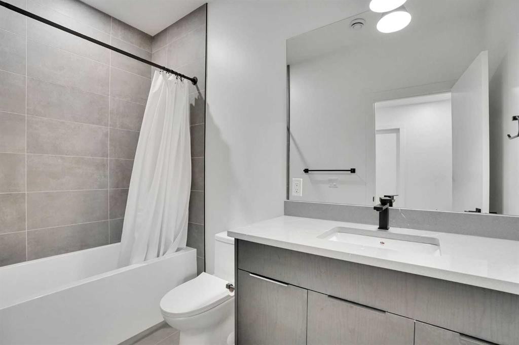 402 26 Avenue Nw, Calgary, AB - Indoor Photo Showing Bathroom