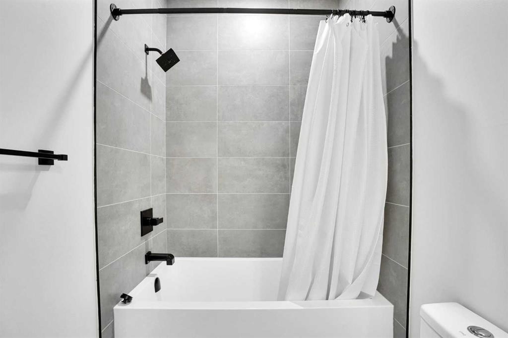 402 26 Avenue Nw, Calgary, AB - Indoor Photo Showing Bathroom