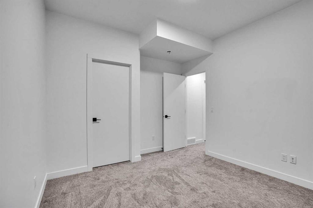 402 26 Avenue Nw, Calgary, AB - Indoor Photo Showing Other Room
