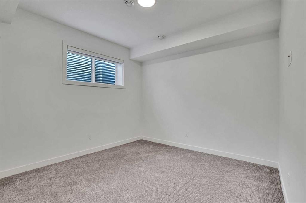 402 26 Avenue Nw, Calgary, AB - Indoor Photo Showing Other Room