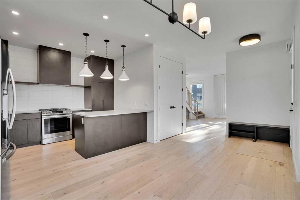 402 26 Avenue Nw, Calgary, AB - Indoor Photo Showing Kitchen With Upgraded Kitchen