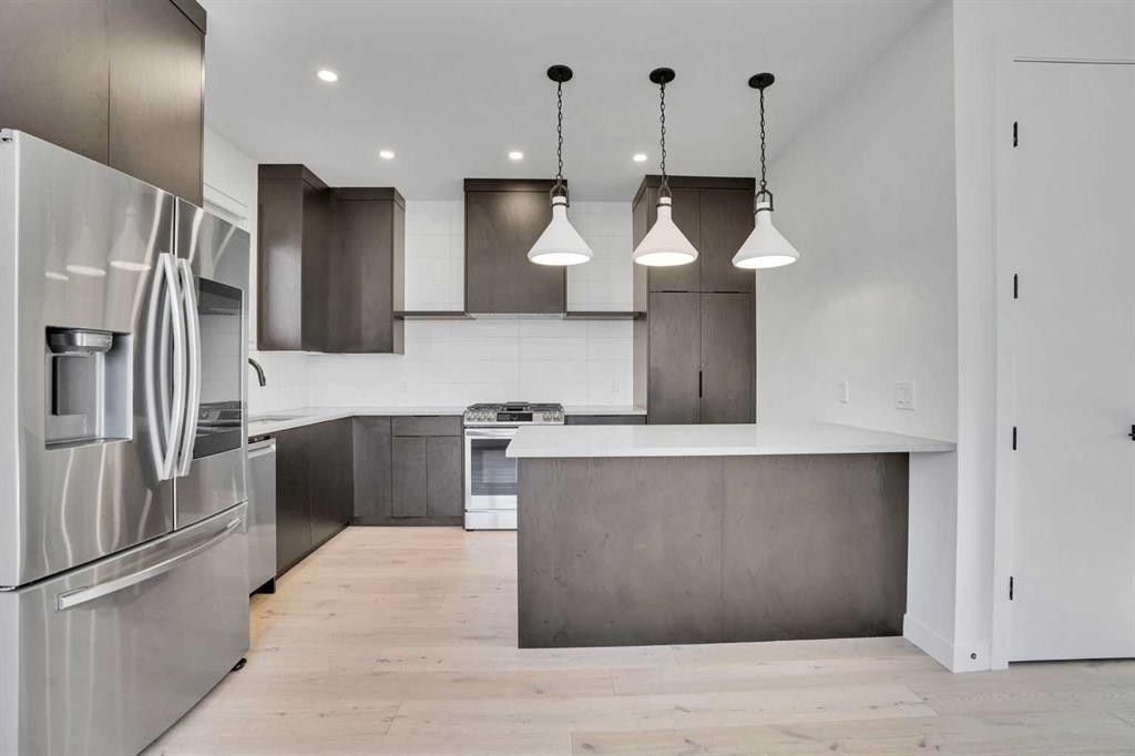 402 26 Avenue Nw, Calgary, AB - Indoor Photo Showing Kitchen With Stainless Steel Kitchen With Upgraded Kitchen