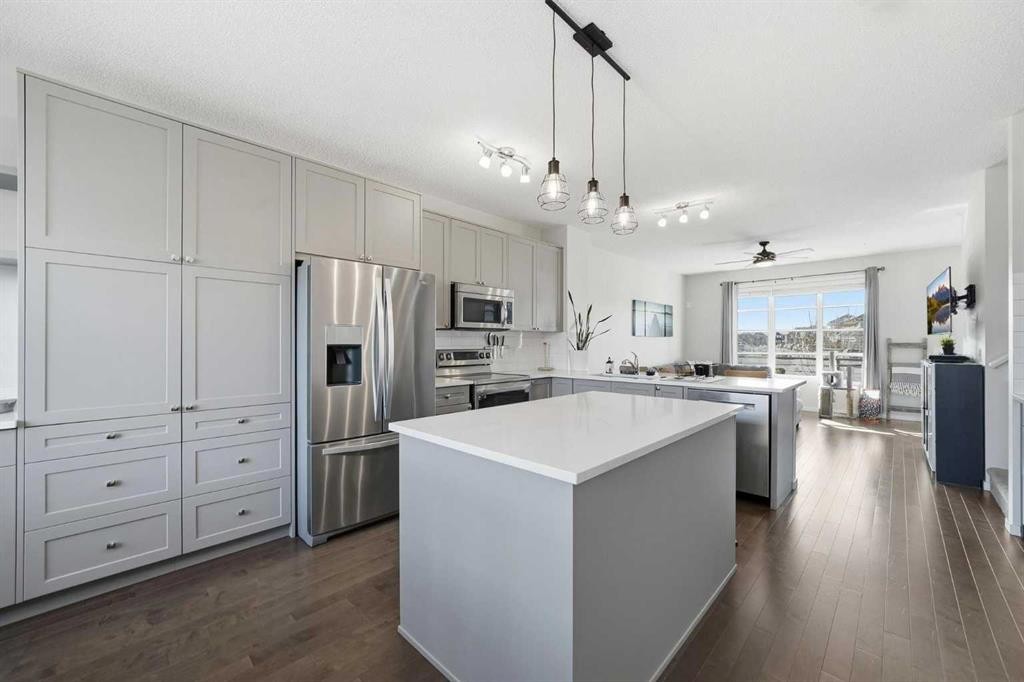 183 Savanna Parade Ne, Calgary, AB - Indoor Photo Showing Kitchen With Upgraded Kitchen