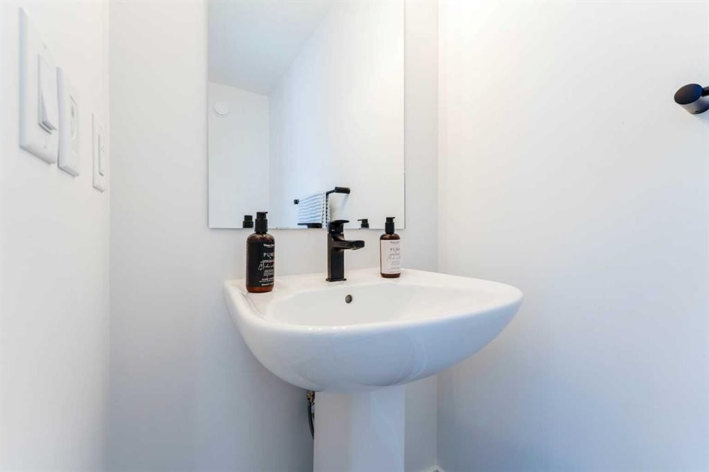 76 Lucas Boulevard Nw, Calgary, AB - Indoor Photo Showing Bathroom