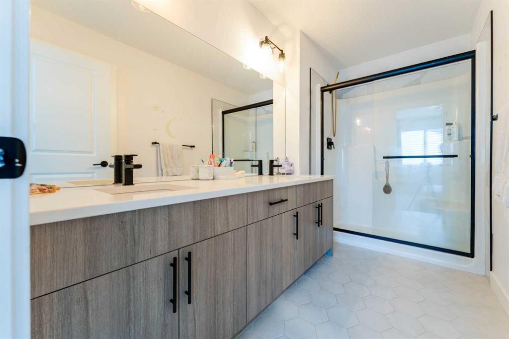 76 Lucas Boulevard Nw, Calgary, AB - Indoor Photo Showing Bathroom