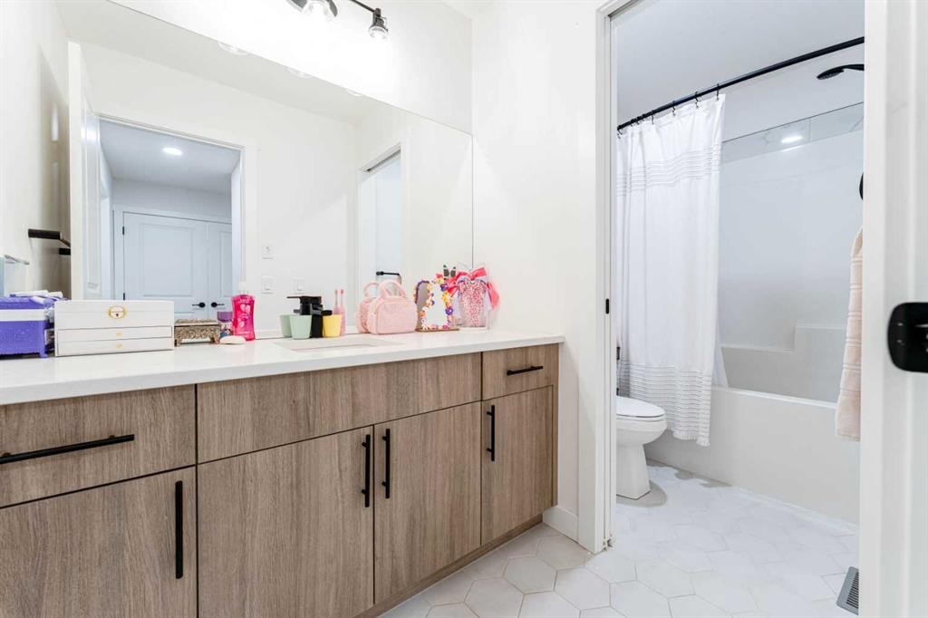 76 Lucas Boulevard Nw, Calgary, AB - Indoor Photo Showing Bathroom