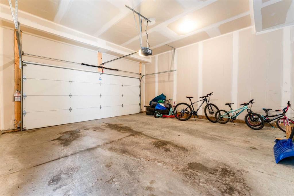 76 Lucas Boulevard Nw, Calgary, AB - Indoor Photo Showing Garage