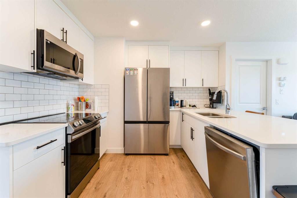 76 Lucas Boulevard Nw, Calgary, AB - Indoor Photo Showing Kitchen With Stainless Steel Kitchen With Double Sink With Upgraded Kitchen