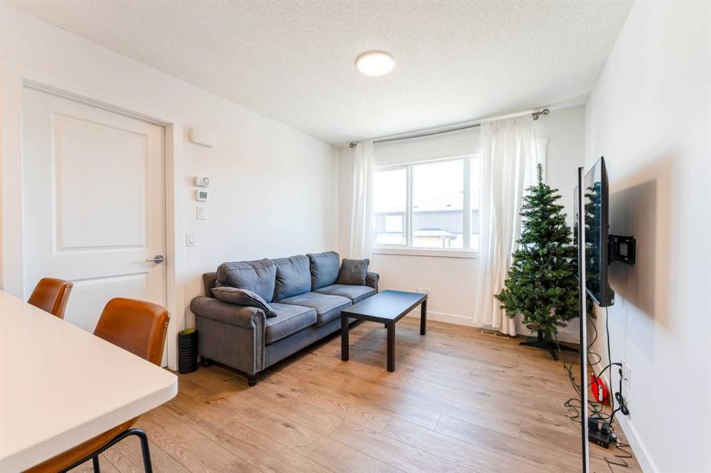 76 Lucas Boulevard Nw, Calgary, AB - Indoor Photo Showing Living Room