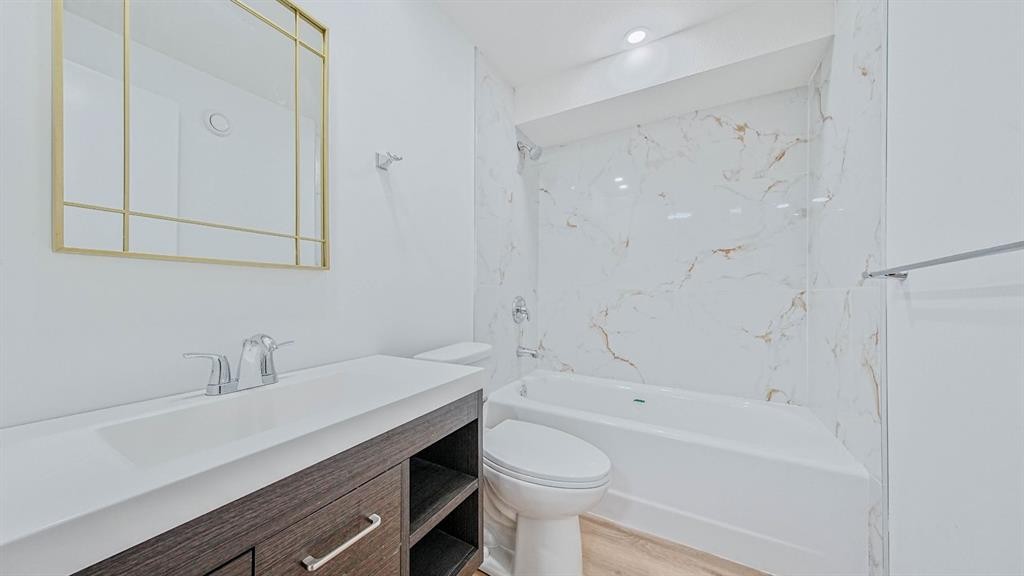 393 Windermere Drive, Chestermere, AB - Indoor Photo Showing Bathroom