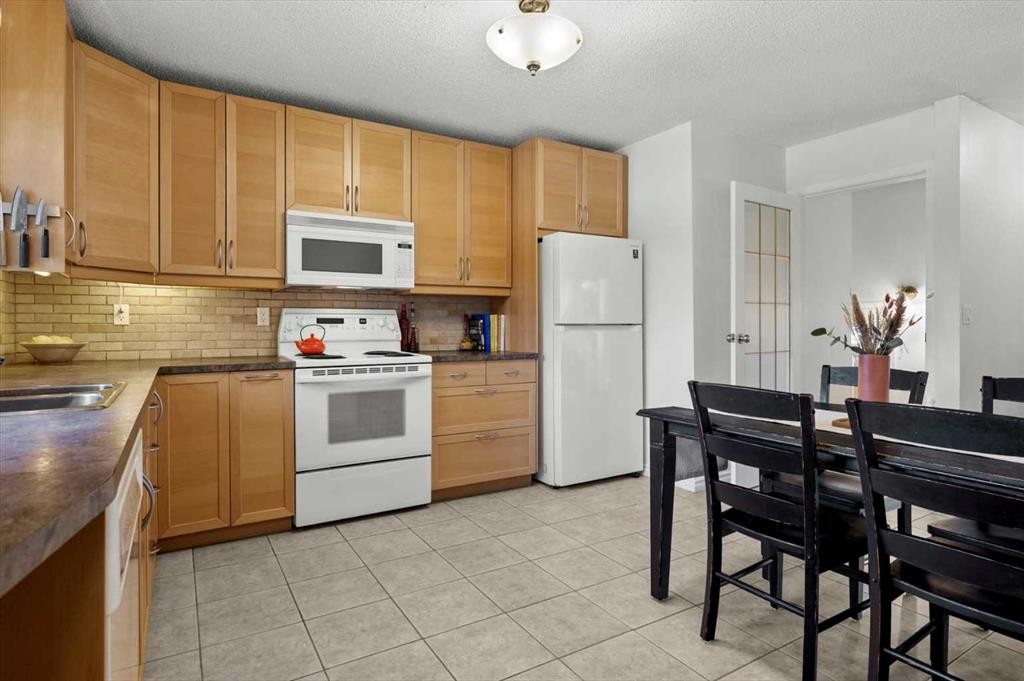20 Brampton Crescent Sw, Calgary, AB - Indoor Photo Showing Kitchen With Double Sink