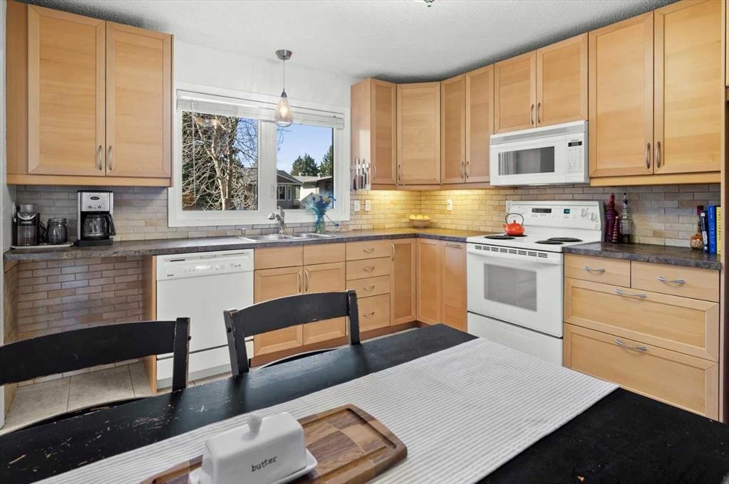 20 Brampton Crescent Sw, Calgary, AB - Indoor Photo Showing Kitchen