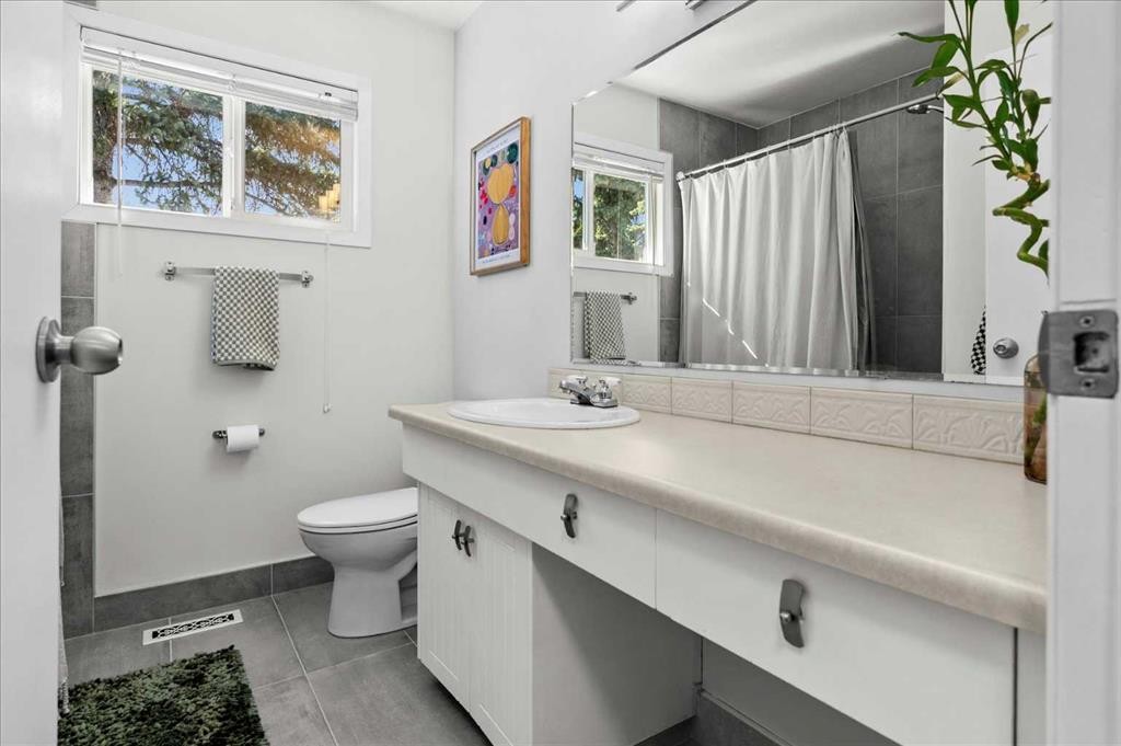 20 Brampton Crescent Sw, Calgary, AB - Indoor Photo Showing Bathroom