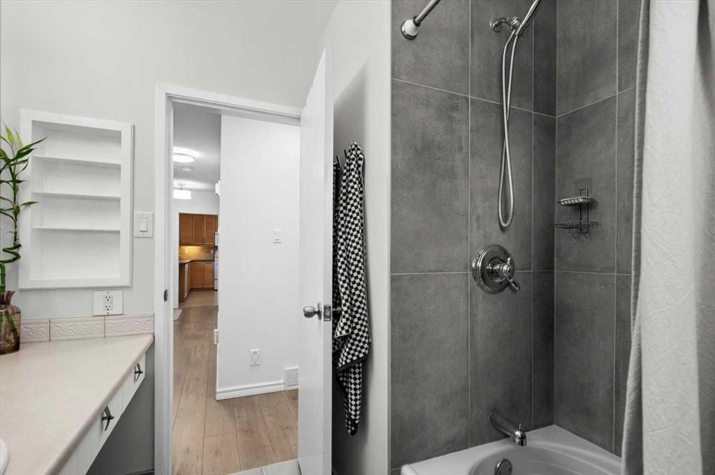 20 Brampton Crescent Sw, Calgary, AB - Indoor Photo Showing Bathroom