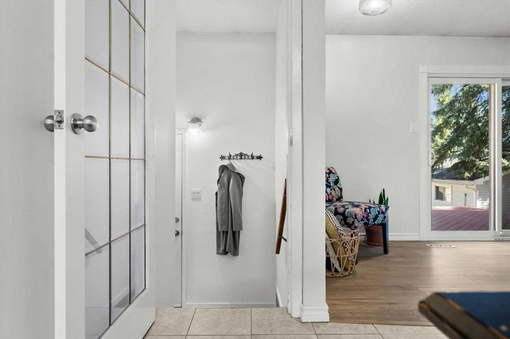 20 Brampton Crescent Sw, Calgary, AB - Indoor Photo Showing Other Room
