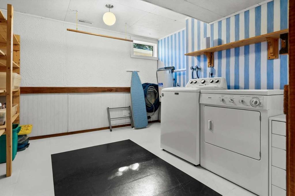 20 Brampton Crescent Sw, Calgary, AB - Indoor Photo Showing Laundry Room