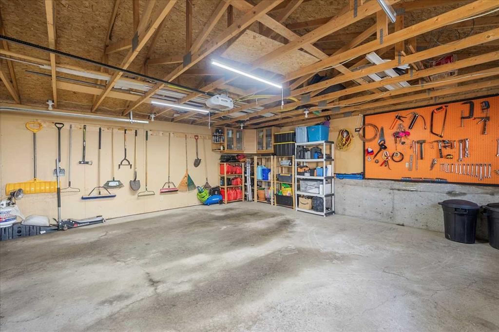 20 Brampton Crescent Sw, Calgary, AB - Indoor Photo Showing Garage
