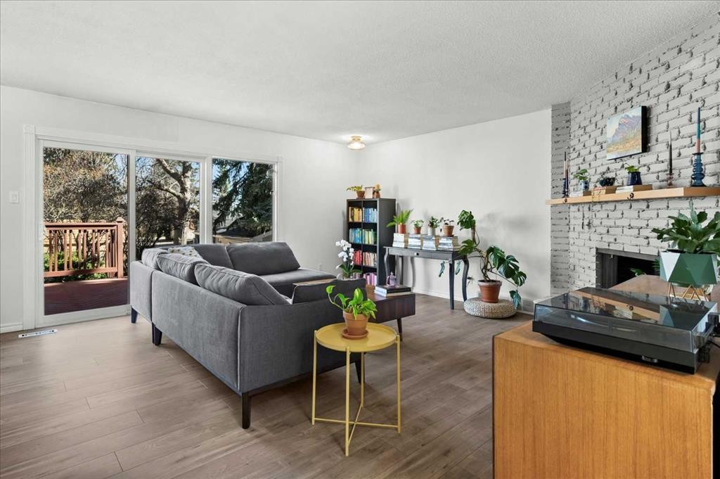 20 Brampton Crescent Sw, Calgary, AB - Indoor Photo Showing Living Room With Fireplace