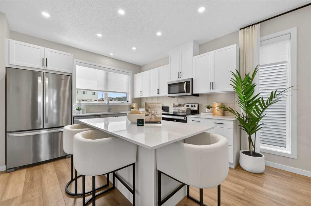 16 Belmont Place Sw, Calgary, AB - Indoor Photo Showing Kitchen With Upgraded Kitchen