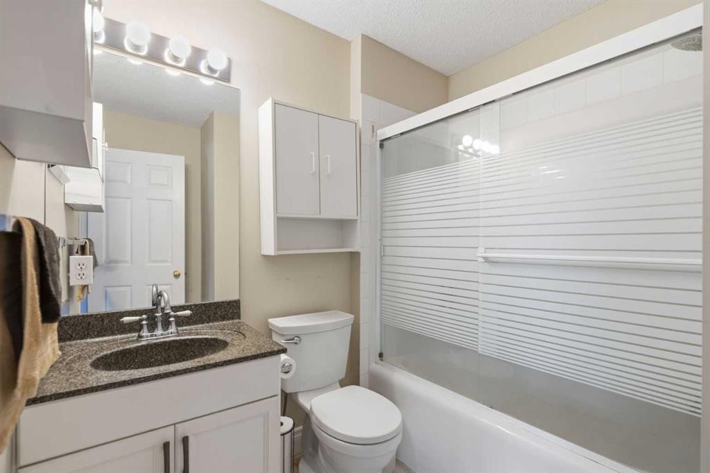 55 Cedarview Mews Sw, Calgary, AB - Indoor Photo Showing Bathroom