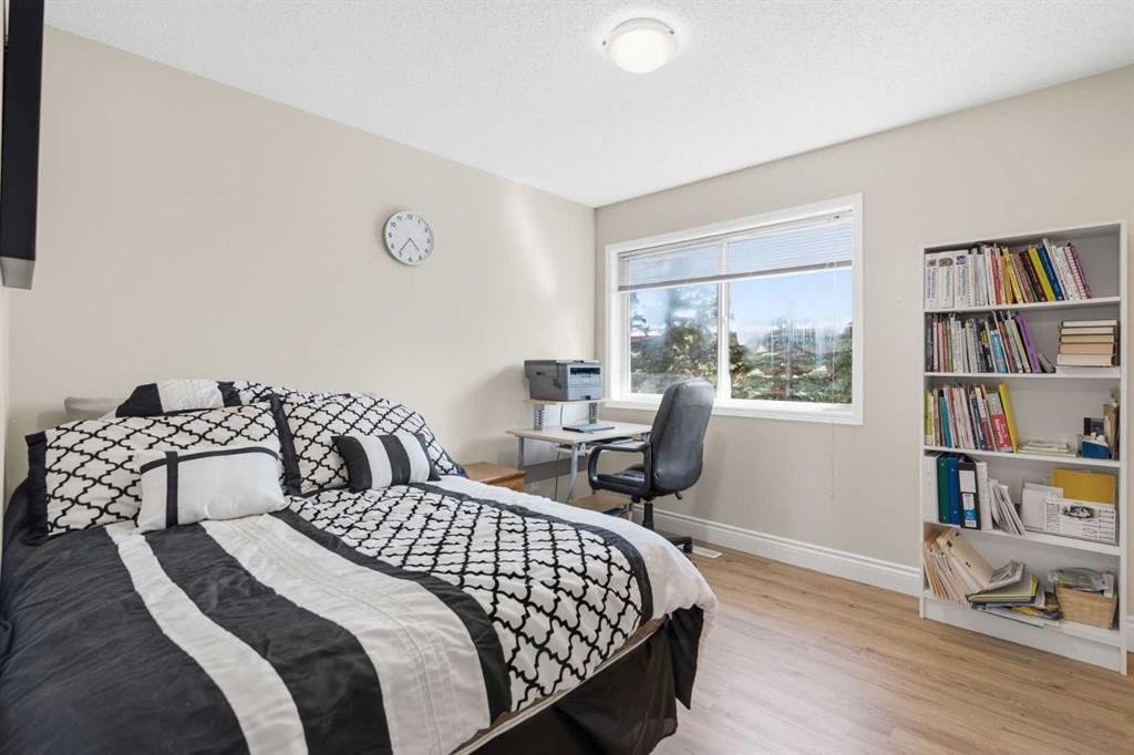 55 Cedarview Mews Sw, Calgary, AB - Indoor Photo Showing Bedroom