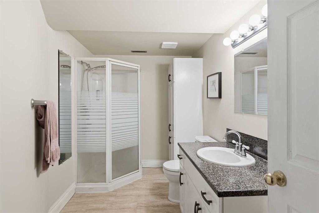 55 Cedarview Mews Sw, Calgary, AB - Indoor Photo Showing Bathroom